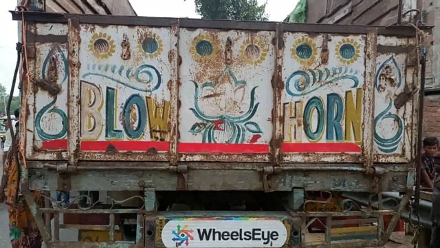 मोटरसाइकिल सवार को बचाने के क्रम में ट्रक एन एच 80 के किनारे दो दुकान में घुसी