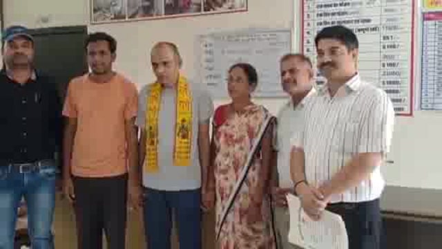 वृंदावन अपना घर आश्रम में 15 साल से लापता शख्स से मिलकर भावुक हुए पुत्र व पत्नी