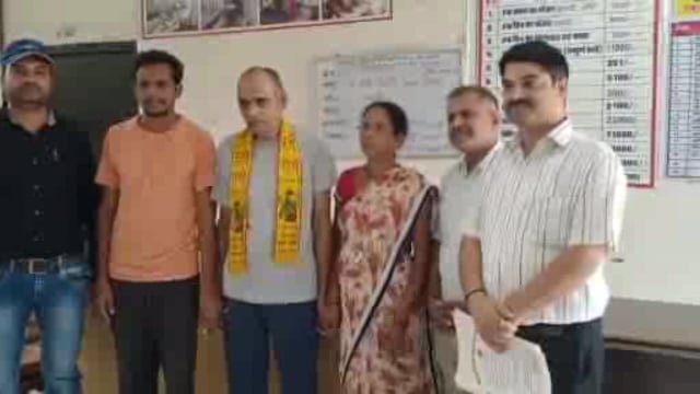 वृंदावन अपना घर आश्रम में 15 साल से लापता शख्स से मिलकर भावुक हुए पुत्र व पत्नी