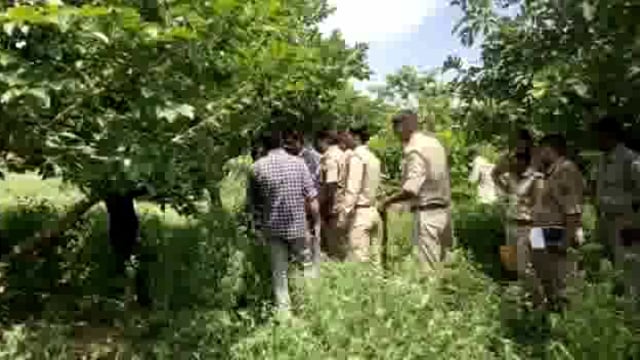 मथुरा पुलिस की ऐसी करतूत पोस्टमार्टम की कार्रवाई से बचने के लिए उप निरीक्षक ने हत्या हुये शव को मिटटी मे दबाया निलम्बित