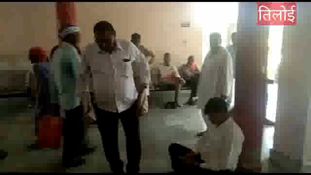 *तहसीलदार की कार्यशैली से नाराज़ अधिवक्ता पवन शुक्ला बैठे धरने पर।* 


अमेठी,तिलोई तहसीलदार की कार्यशैली से नाराज़ अधिवक