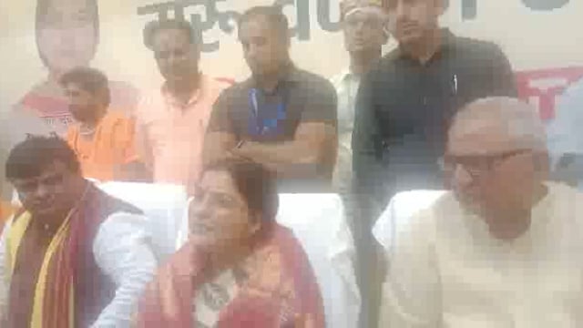 रायबरेली उच्च शिक्षा राज्य मंत्री रजनी तिवारी और प्रदेश प्रवक्ता राकेश तिवारी पहुँचे रायबरेली। 