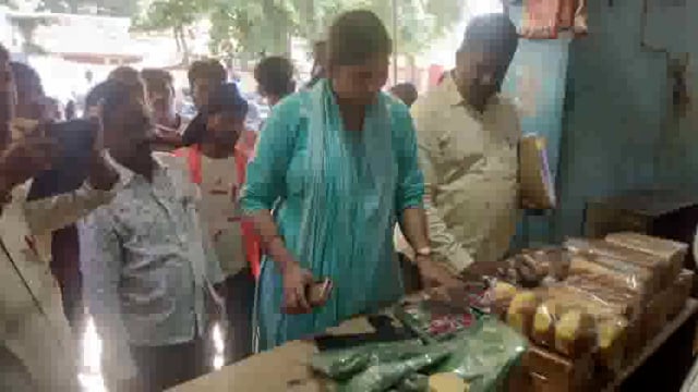 ईओ ने महराजगंज नगर पंचायत में प्रतिबंधित पालीथिन का उपयोग कर रहे 9 दुकानदारों का चालान काटा।