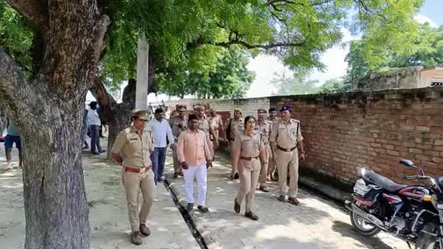 अछल्दा के दयाराम पुरवा गांव में दो पक्षों में हुई मारपीट के बाद एसपी ने घटनास्थल का किया निरीक्षण