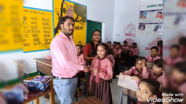 प्राथमिक विद्यालय अयाना में प्रधानाध्यापक ने बच्चों को वितरित की टाई बेल्ट