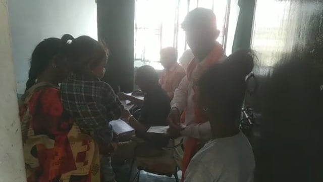 प्राथमिक स्वास्थ्य केन्द्र पर मौसम के चलते संक्रामक बीमारियों के मरीजो की बढ़ रही संख्या, 