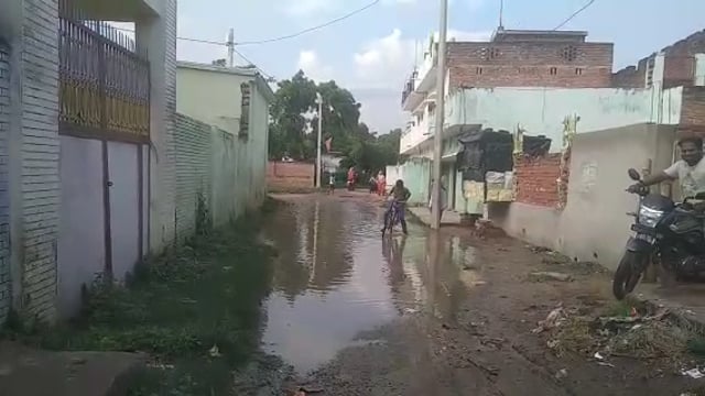 वजीरगंज के नगवा मे हल्की सी बरसात मे मुख्य मार्ग पर हो रहा जलभराव, आवागमन मे आवागमन मे हो रही परेशानी