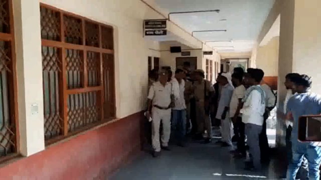 मथुरा जनपद के न्यायाधीश संजय चौधरी ने अपहरण के मामले में 10 आरोपियों को आजीवन कारावास की सजा सुनाई