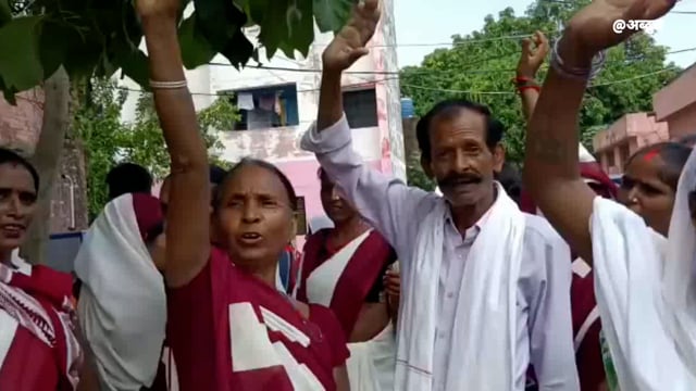 बहराइच जनपद तहसील नानपारा स्वास्थ्य केंद्र बलहा अमवा हुसैनपुर में आज आशा बहुओं तथा संगिनी द्वारा धरना प्रदर्शन कर जताया 