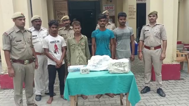 तमंचा व चोरी के सामान के साथ चार अभियुक्त गिरफ्तार कर भेजे गए जेल #मऊ न्यूज़