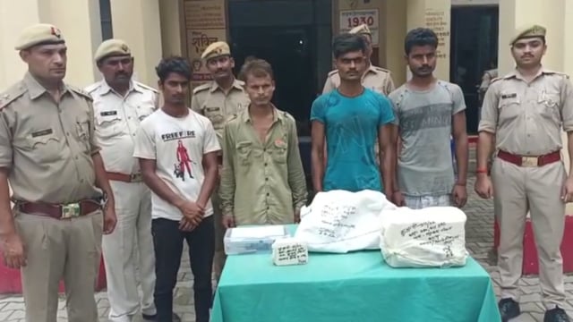 तमंचा व चोरी के सामान के साथ चार अभियुक्त गिरफ्तार कर भेजे गए जेल #मऊ न्यूज़