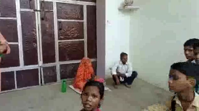 माट के तलिया गांव में विवाहिता को घर में नहीं घुसने दे रहे ससुरारी जन विवाहता बैठी धरने