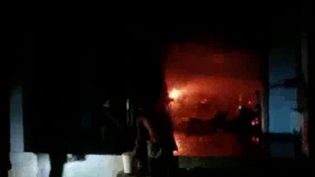 गदागंज थाना क्षेत्र के चौराहे में अज्ञात कारणों से किराना की दुकान में लगी भीषण आग सामान जलकर हुआ नष्ट।