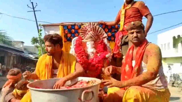 कस्बा टेंटीगांव में धूम धाम से निकाली गई गणेश जी की यात्रा यमुना में किया विसर्जन