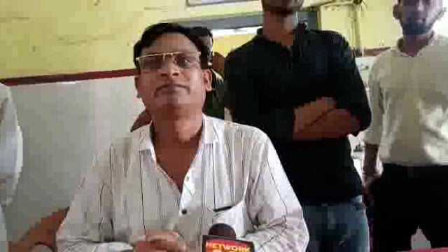 लालगंज थाना क्षेत्र में सड़क हादसे में छात्र की मौत होने के मामले में डॉक्टर ने मामले की जानकारी।