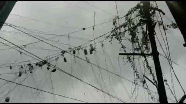 लखीसराय शहर के पुरानी बाजार महादेव सिनेमा हॉल के समीप बिजली के खंभे से लटकते तार हादसे को दे रहा आमंत्रण