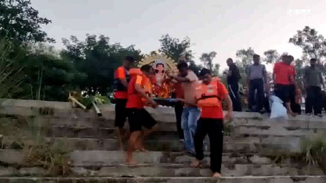 बहराइच यूपी नानपारा एसएसबी के जवानों ने गणपति बप्पा को किया विसर्जित बतातें चलें कि एसएसबी 42 वी वाहिनी जवानों ने अपने क