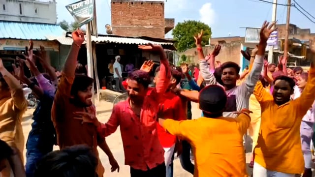 नगर पंचायत परशदेपुर में स्थापित भगवान गणेश की मूर्ति का हुआ विसर्जन,भक्ति गीतों पर थिरके भक्त उड़े अबीर गुलाल।