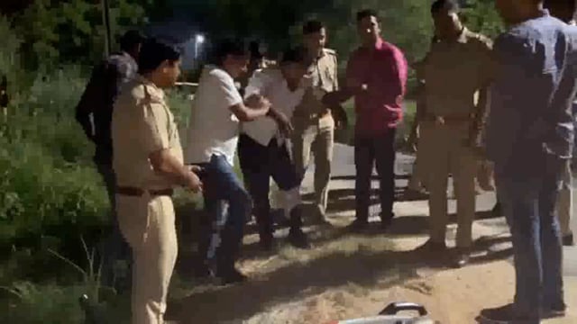 मथुरा में हुई बदमाशो की पुलिस के साथ मुठभेड़ एक चैन स्नैचर बदमाश को घायल होने के बाद गिरफ्तार किया