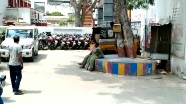 वृंदावन में दुकान से सामान लेने गई 12 वर्षीय किशोरी हुई लापता कोतवाली में लगाई बरामदगी की गुहार