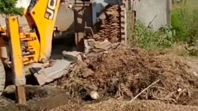 खरवा ग्राम पंचायत वृंदावन की नगरिया में एसडीएम तहसीलदार माट द्वारा सरकारी भूमि पर बुलडोजर चलाकर मुक्त करवाया गया