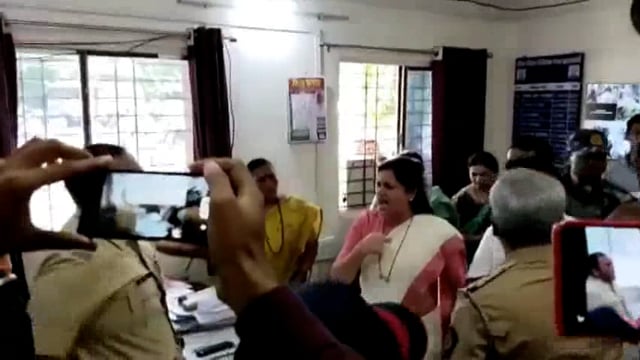 अमरावतीत लव्ह जिहादचा आरोप, खासदार नवनीत राणांचं रौद्ररुप,पोलीस स्टेशनमध्ये २० मिनिटे राडा