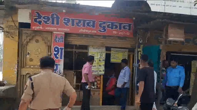 देशी शराब की दुकान के बाहर फैली गंदगी , कटा चालान #योगीआदित्यनाथ