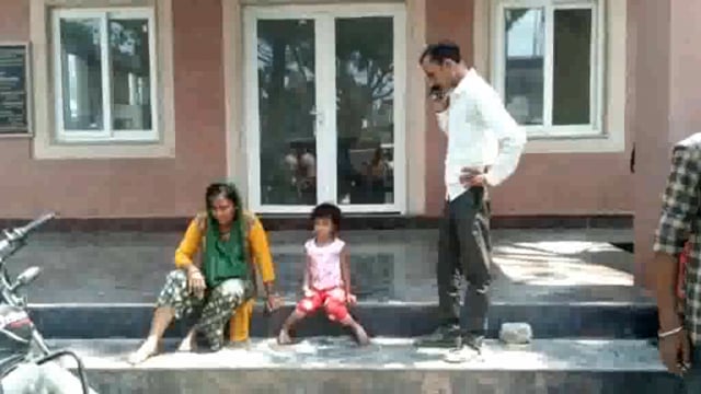 वृंदावन के गोरा नगर कॉलोनी में महिला को पड़ोसी महिलाओं ने लाठी-डंडों से मारपीट कर किया गंभीर रूप से घायल