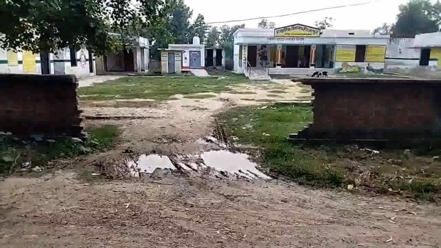 गोंडा :प्राथमिक विद्यालय में कई वर्षों से अधूरा पड़ा बाउंड्री वाल जिम्मेदार बेखबर
