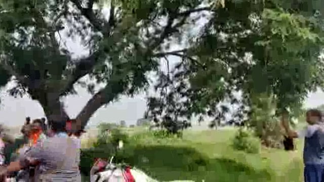 महेशपुर गांव में शव पहुंचते परिजनों के मचा चीत्कार,पेड़ से लटका मिला था शव 