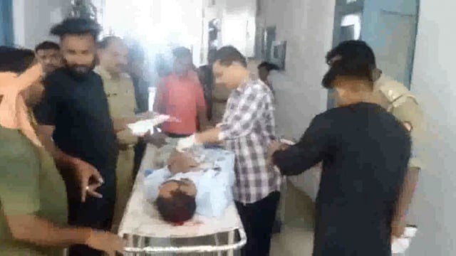 माट में फायर स्टेशन के सामने ट्रैक्टर बाइक व राहगीर की आपस मे हुई भिड़ंत दो लोग गंभीर रूप से घायल जिला अस्पताल किया रेफर