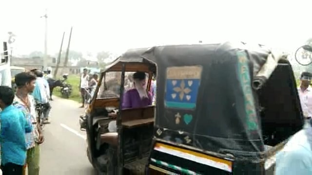 मानपुर - टेउसा मार्ग के  बारा गांव के समीप यात्री भरे बस ताड़ के पेड़ में टकराई दर्जन यात्री घायल