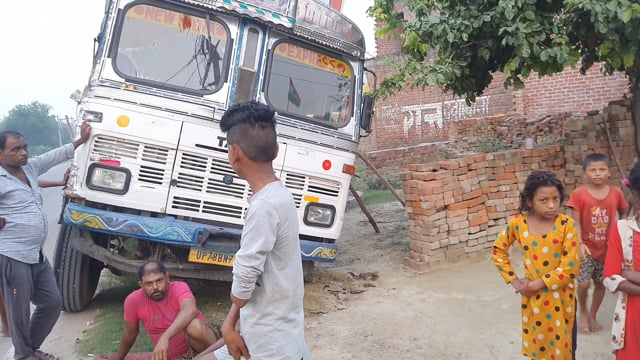 हाईवे मार्ग बांदा बहराइच मनऊ खेड़ा मजरे शिवली के पास तेज रफ्तार ट्रक बस्ती में घुसा बड़ा हादसा टला