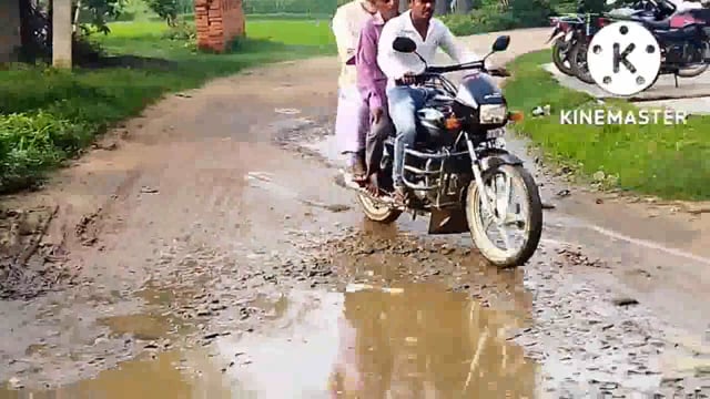  फुल्लीडुमर ईटहरी रोड गड्ढे में तब्दील ग्रामीणों के सामने यातायात की विकट समस्या