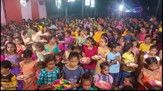 जनपद बहराइच विकासखंड शिवपुर क्षेत्र अंतर्गत बाबा परमहंस धाम में बड़े ही धूमधाम के साथ गणपति बप्पा की पूजा की जा रही