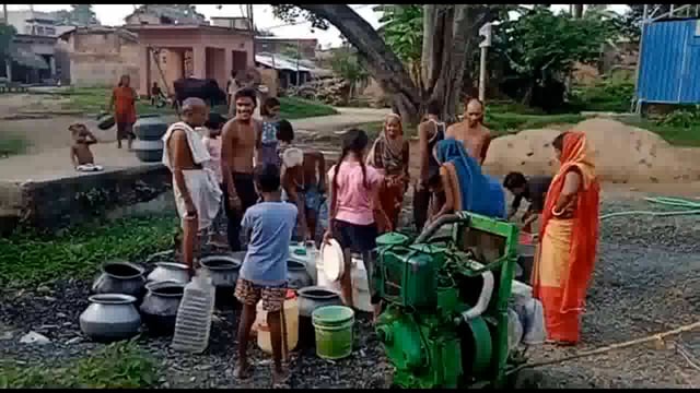 गोविंदपुर गांव में 15 दिनों से विद्युत आपूर्ति बाधित डीजल पंप लगाकर ग्रामीणों द्वारा पानी की किल्लत को किया जा रहा दूर