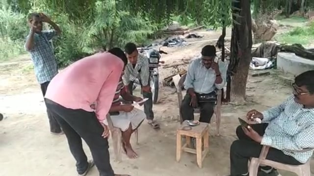 वजीरगंज के अंतर्गत ग्रामसभा भिटिया में बजाज हिंदुस्तान शुगर मिल के वरिष्ठ गन्ना प्रबंधक प्रमोद कुमार किसानों से किएसंपर्