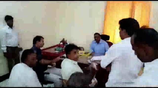 दिघंची येथील दिव्यांगांचा ग्रामपंचायत समोर आत्मदहनाचा इशारा


