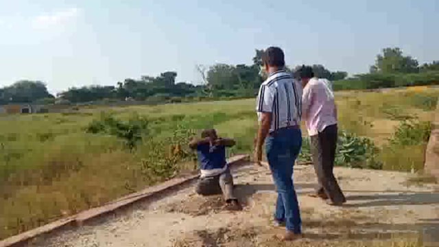 वृंदावन नगर निगम की टीम राजपुर में प्राचीन स्थल पर कब्जा लेने गई तो कर्मचारी पर आया देवता करने लगा अजीब हरकत