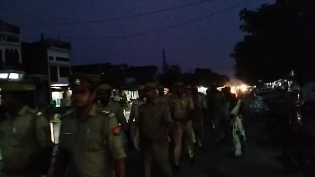 वजीरगंज थाना अध्यक्ष के नेतृत्व में पुलिस ने पैदल गस्त कर कानून व्यवस्था मजबूत करने का दिया संदेश 