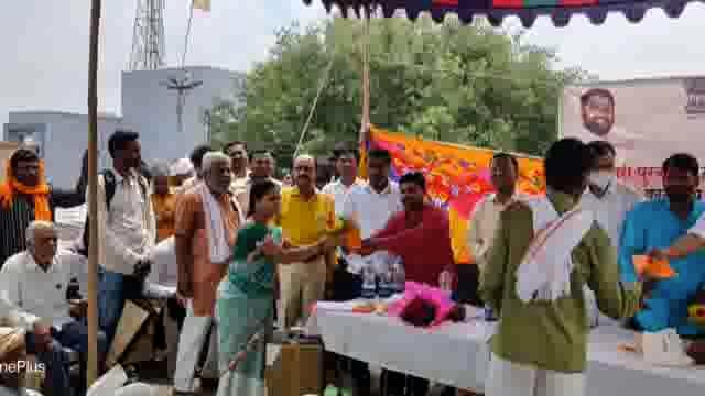 तहसीलदार रामेश्वर गोरे यांच्या हस्ते वाढवना येथे 506 लाभार्थ्यांना शिधा पत्रिकेचे वाटप