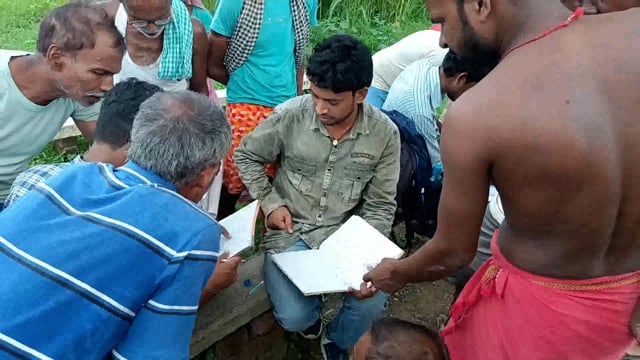 भूमि सर्वेक्षण का कार्य चल रहा है आमीन के रैयतों से कागजात की मांग कर की जा रही सत्यापन