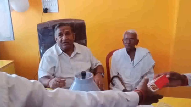 बाजना में पूर्व मंत्री पंडित श्याम सुंदर शर्मा द्वारा नई लाल पैथोलॉजी लैब का फीता काटकर उद्घाटन किया