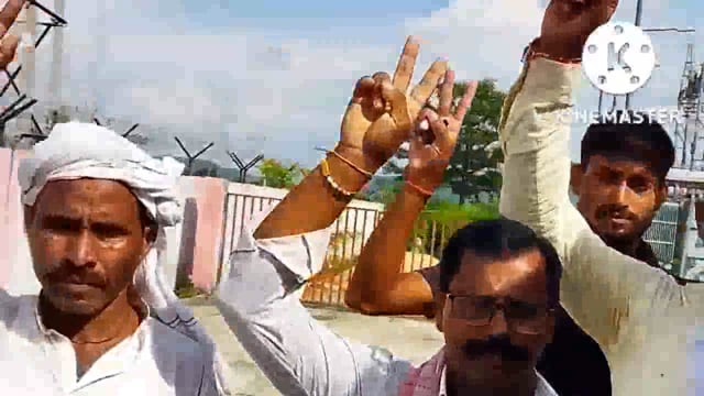 ग्रामीणों ने सामूहिक हस्ताक्षर युक्त आवेदन देकर जर्जर बिजली तार बदलने हेतु बिजली विभाग के जेई को दिया आवेदन