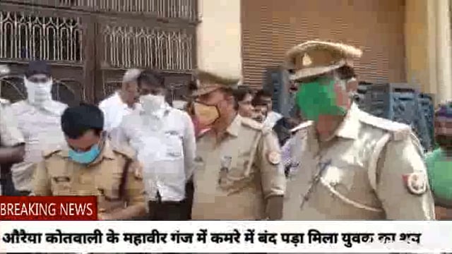 औरैया शहर कोतवाली दिबियापुर रोड स्थित दुकानदार द्वारा दुकान खोलने पर दुर्गंध आने पर पुलिस को दी सूचना