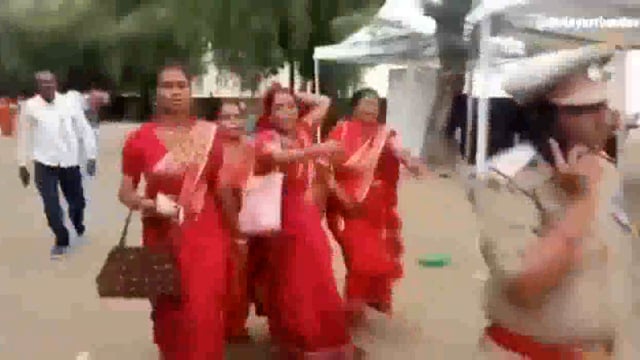 वीसी महिलाओं ने महिला दरोगा को दौडाया,गाड़ी में जा छुपी 