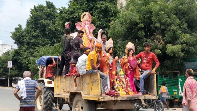 खबर औरैया से आवास विकास कॉलोनी से गणेश विसर्जन निकाली गई यात्रा 