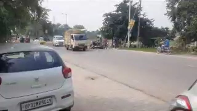 नवाबगंज कोल्ड स्टोर चौराहे पर अनियंत्रित पिकअप ने मोटरसाइकिल सवार को मारी टक्कर टूटी मोटरसाइकिल आई चोट