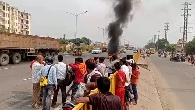 मथुरा जनपद में चलती कार बनी आग का गोला चालक ने कूदकर बचाई अपनी जान