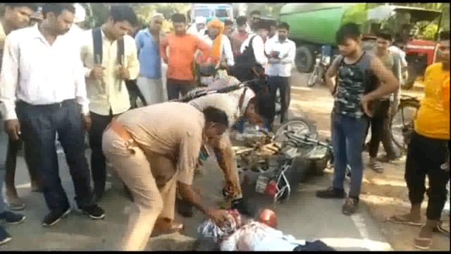 पेठा गांव पर बाइक व इस्कूटी में आमने सामने हुई भिड़ंत बाइक सवार की हालत नाजुक , प्रथम उपचार के बाद मथुरा भेजा ।